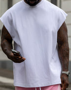T-shirt blanc sans manches oversize DIFFERENT porté avec pantalon rose – détail du look
