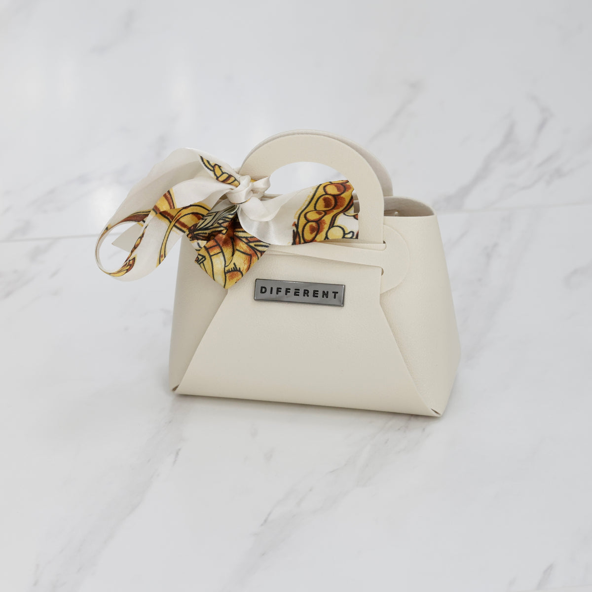 Mini sac DIFFERENT ivoire avec foulard imprimé blanc et doré, style chic et élégant.