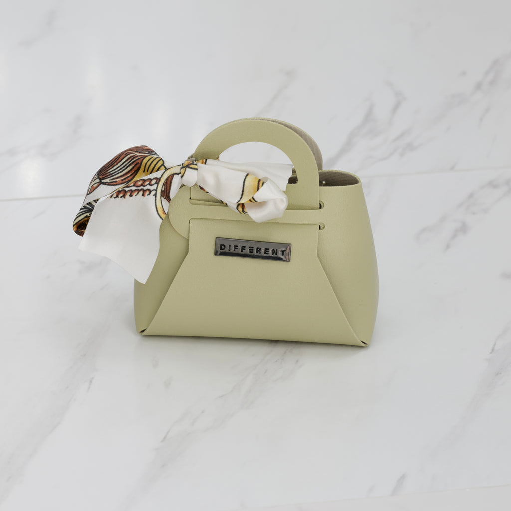 Mini sac DIFFERENT vert sauge avec foulard imprimé blanc et marron, design structuré et poignée arrondie.