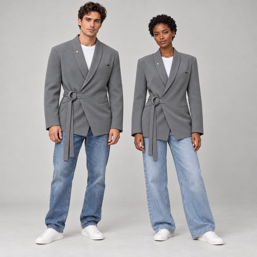 Homme et femme portant le blazer cintré à corde DIFFERENT en gris avec t-shirt blanc et jean large, vue en pied – DIFFERENT Paris