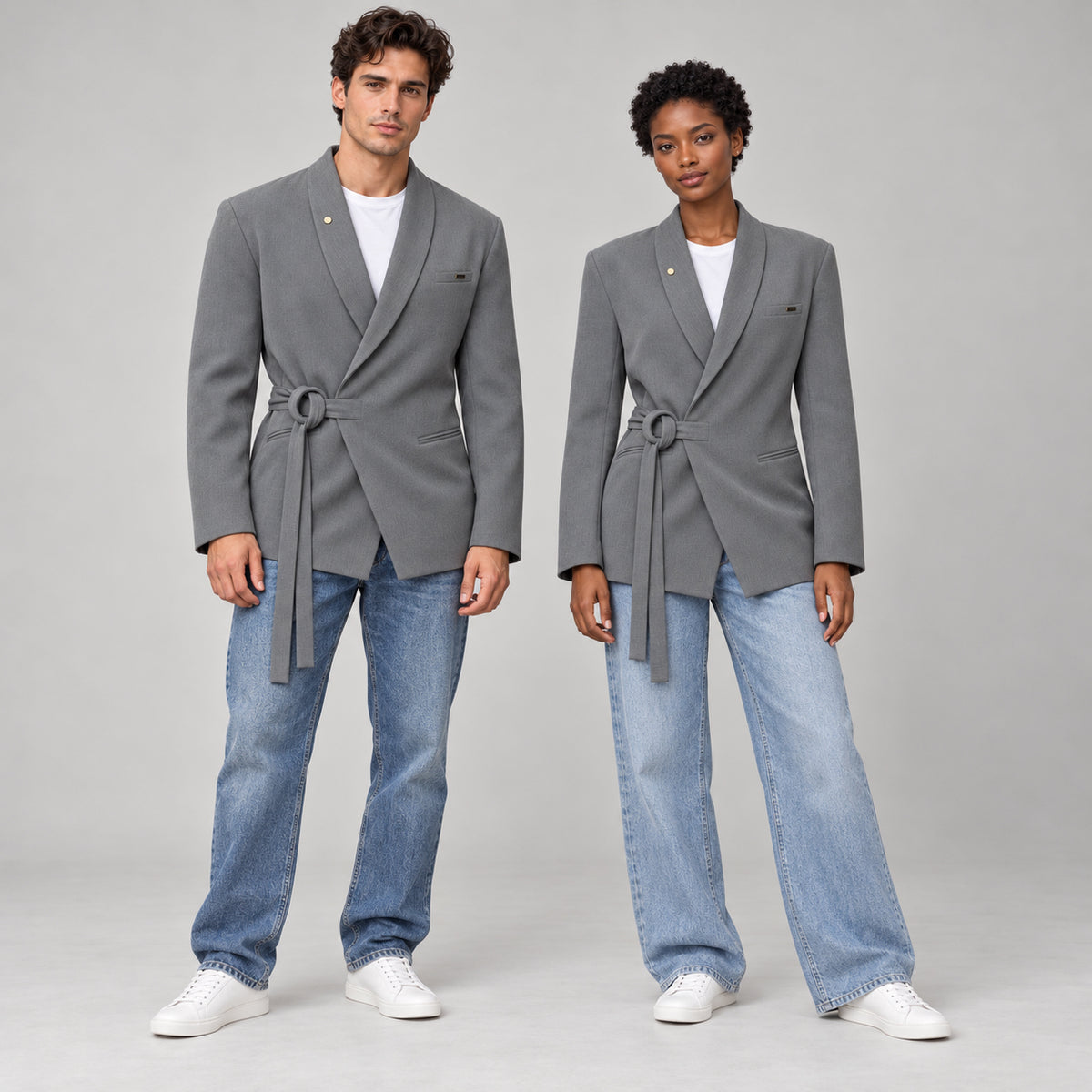 Homme et femme portant le blazer cintré à corde DIFFERENT en gris avec t-shirt blanc et jean large, vue en pied – DIFFERENT Paris