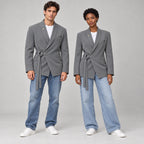 Homme et femme portant le blazer cintré à corde DIFFERENT en gris avec t-shirt blanc et jean large, vue en pied – DIFFERENT Paris