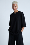 Look face porté T-shirt coton oversize unisexe blanc streetwear paris — DIFFERENT