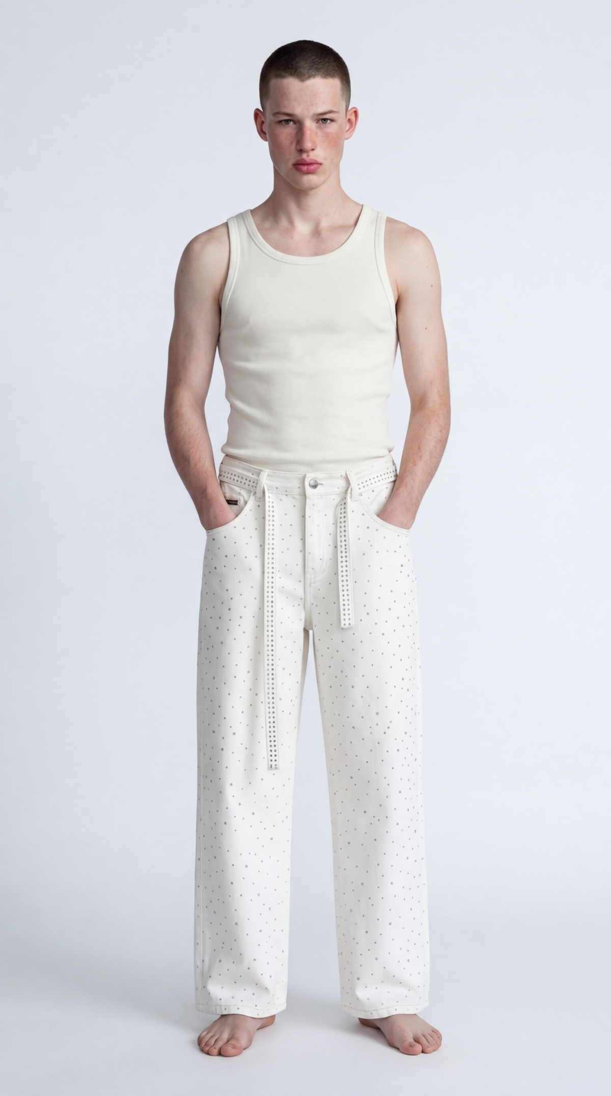Look complet homme porté Look jean blanc strass paris streetwear — DIFFERENT