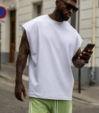 T-shirt blanc oversize sans manches DIFFERENT avec pantalon vert à bandes blanches – vue de face