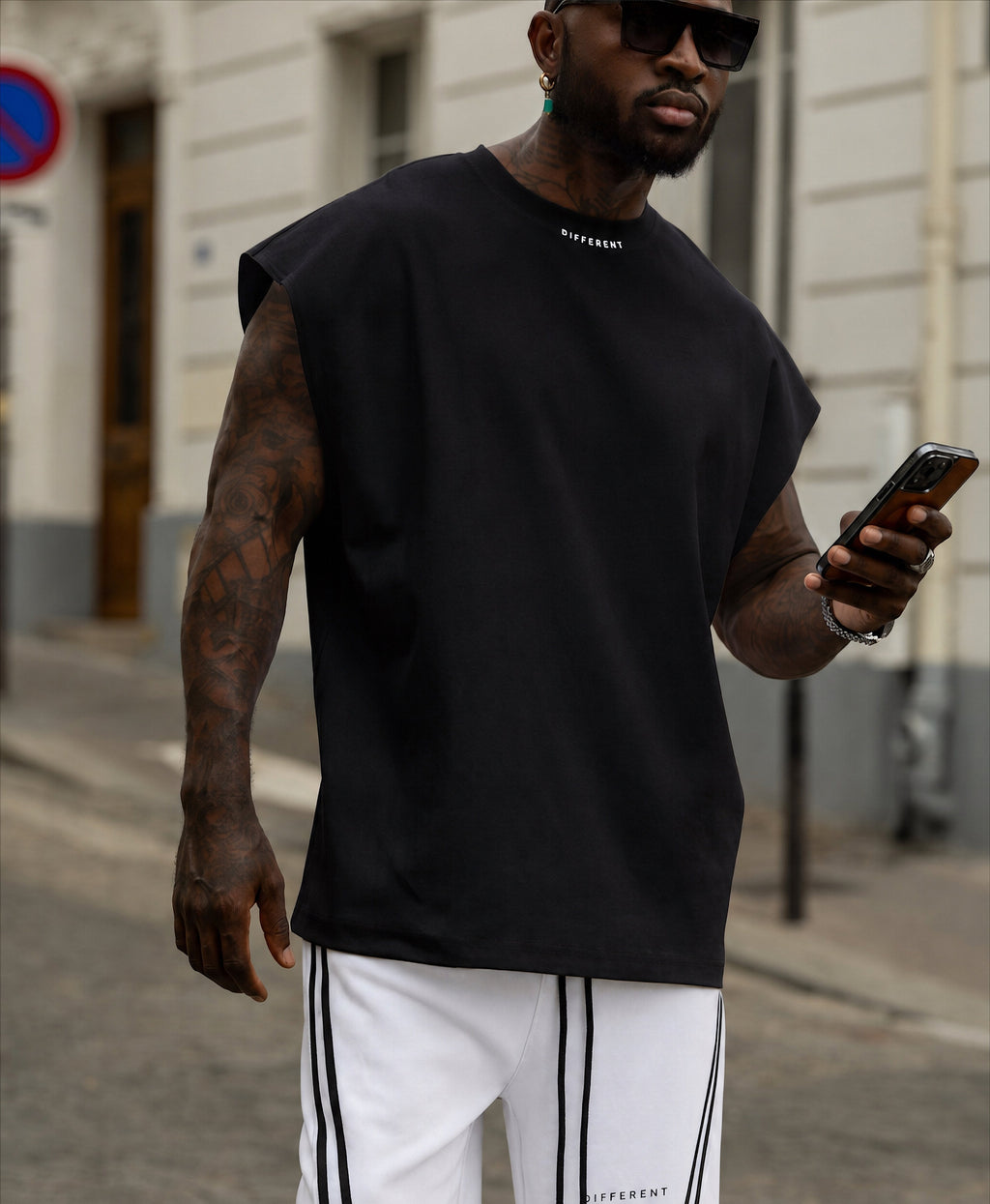 Homme DIFFERENT t-shirt noir sans manches et pantalon blanc oversize à bandes noires – vue de face
