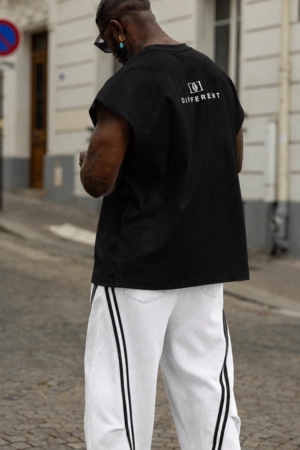 Streetwear DIFFERENT t-shirt noir oversize et pantalon blanc à bandes noires – vue de d