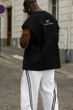 Streetwear DIFFERENT t-shirt noir oversize et pantalon blanc à bandes noires – vue de d