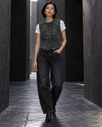Femme portant le gilet court à motif baroque noir et gris DIFFERENT avec t-shirt blanc et jean noir large – DIFFERENT Paris