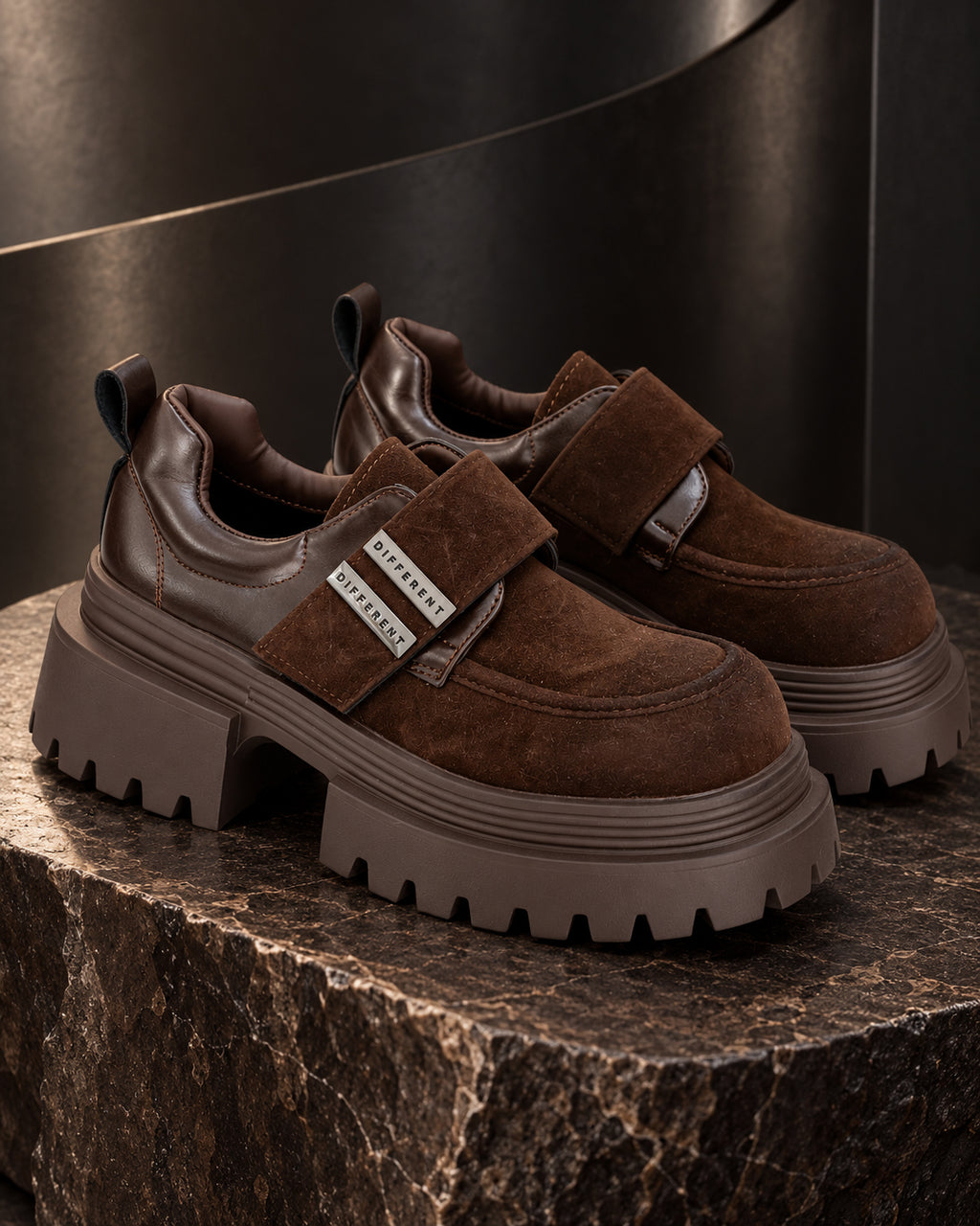 Paire de chaussures à plateforme marron chocolat DIFFERENT posée sur une roche, aspect velouté – DIFFERENT Paris