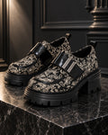 Paire de chaussures femme à plateforme DIFFERENT à motif baroque noir et écru, bride en similicuir noir, sur socle en marbre – DIFFERENT Paris