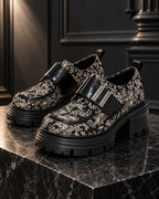 Paire de chaussures femme à plateforme DIFFERENT à motif baroque noir et écru, bride en similicuir noir, sur socle en marbre – DIFFERENT Paris