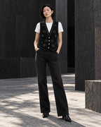 Femme portant le gilet noir à clous argentés et diamants DIFFERENT avec t-shirt blanc et pantalon noir droit – DIFFERENT Paris