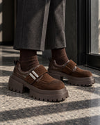 Chaussures à plateforme marron chocolat DIFFERENT portées avec pantalon gris et chaussettes marron – DIFFERENT Paris