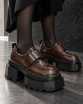 Chaussures femme à plateforme noire DIFFERENT en similicuir marron brillant, portées avec collants noirs – DIFFERENT Paris