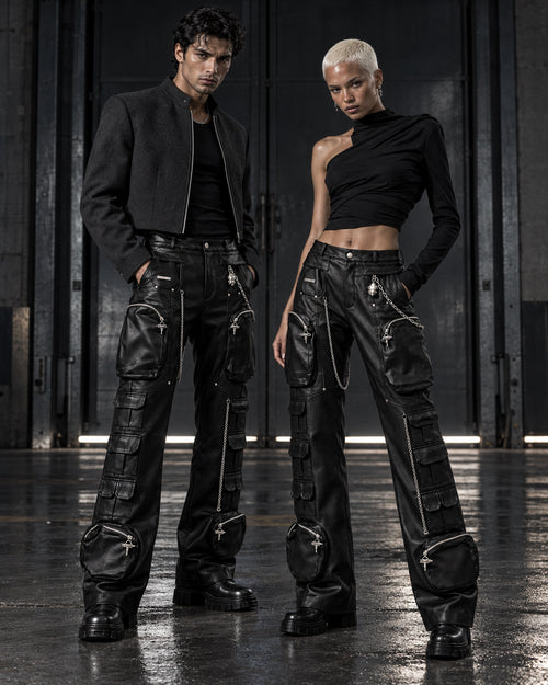Homme et femme portant le pantalon cargo noir en simili cuir à chaînes DIFFERENT, veste courte et crop top asymétrique – DIFFERENT Paris