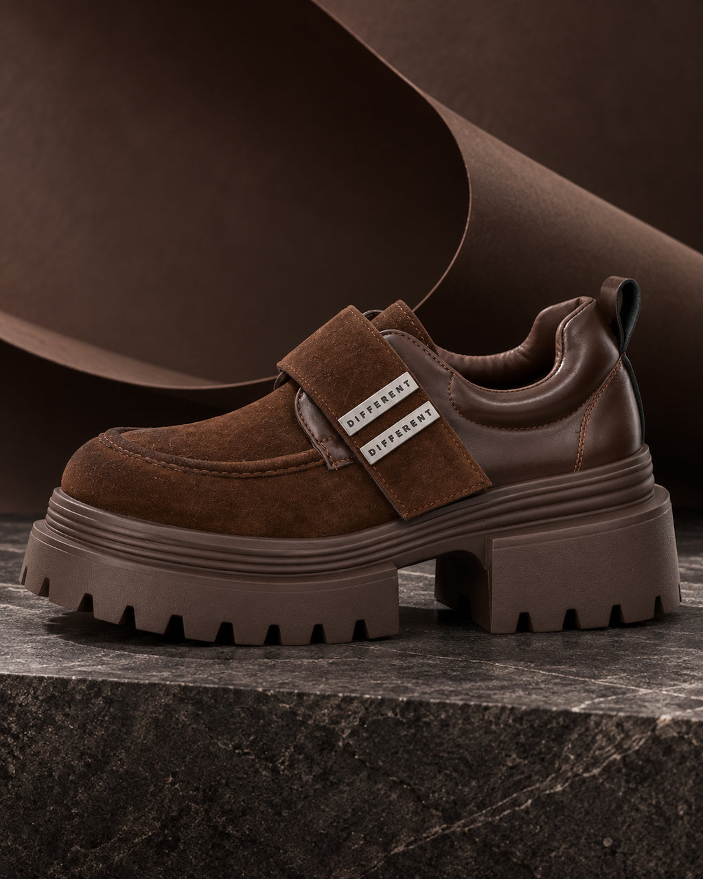 Chaussure femme à plateforme marron chocolat DIFFERENT vue de profil sur socle en pierre, semelle crantée – DIFFERENT Paris
