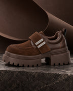 Chaussure femme à plateforme marron chocolat DIFFERENT vue de profil sur socle en pierre, semelle crantée – DIFFERENT Paris