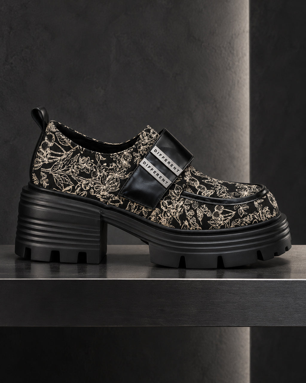 Chaussure femme à plateforme motif baroque noir et écru DIFFERENT vue de profil, bride similicuir noir – DIFFERENT Paris