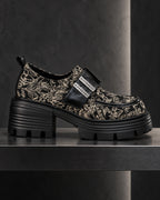 Chaussure femme à plateforme motif baroque noir et écru DIFFERENT vue de profil, bride similicuir noir – DIFFERENT Paris