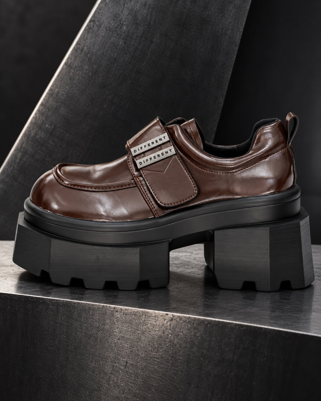 Chaussure femme à plateforme noire DIFFERENT en similicuir marron brillant vue de profil, semelle géométrique – DIFFERENT Paris