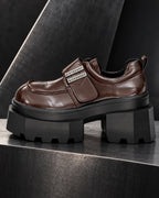 Chaussure femme à plateforme noire DIFFERENT en similicuir marron brillant vue de profil, semelle géométrique – DIFFERENT Paris