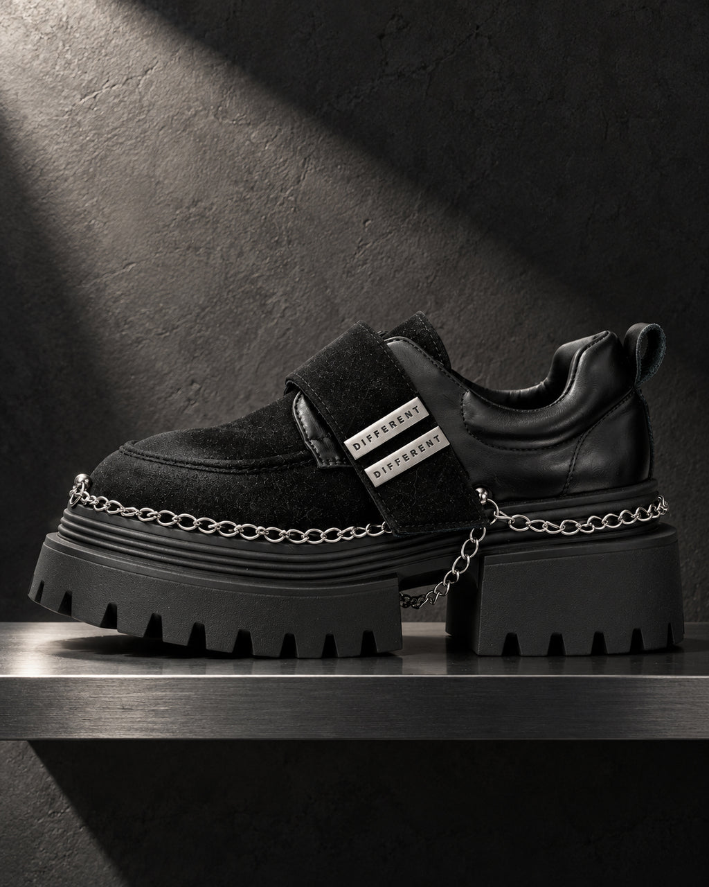 Chaussure à plateforme femme noire DIFFERENT vue de profil, chaîne argentée et semelle crantée épaisse – DIFFERENT Paris