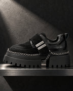 Chaussure à plateforme femme noire DIFFERENT vue de profil, chaîne argentée et semelle crantée épaisse – DIFFERENT Paris