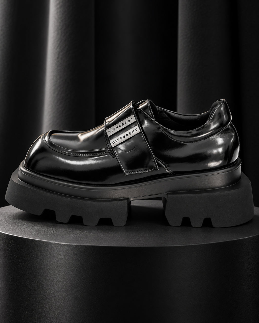 Chaussure plateforme femme noir brillant DIFFERENT vue de profil sur piédestal noir, semelle crantée – DIFFERENT Paris