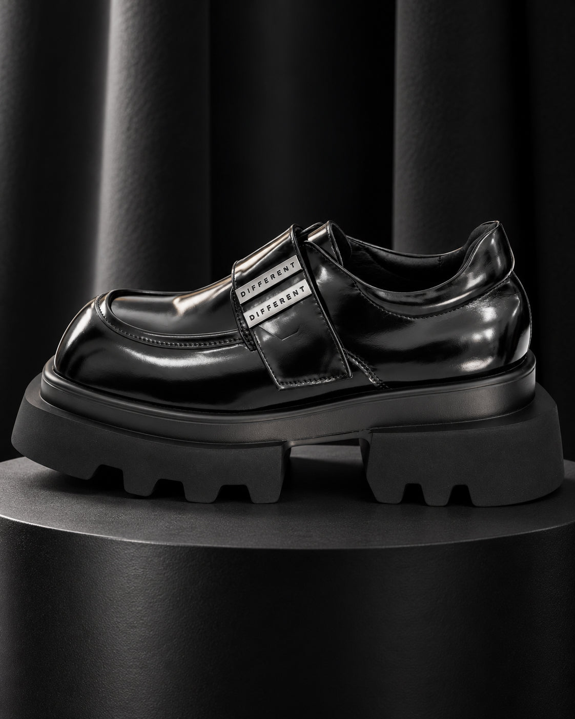 Chaussure plateforme femme noir brillant DIFFERENT vue de profil sur piédestal noir, semelle crantée – DIFFERENT Paris