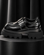Chaussure plateforme femme noir brillant DIFFERENT vue de profil sur piédestal noir, semelle crantée – DIFFERENT Paris