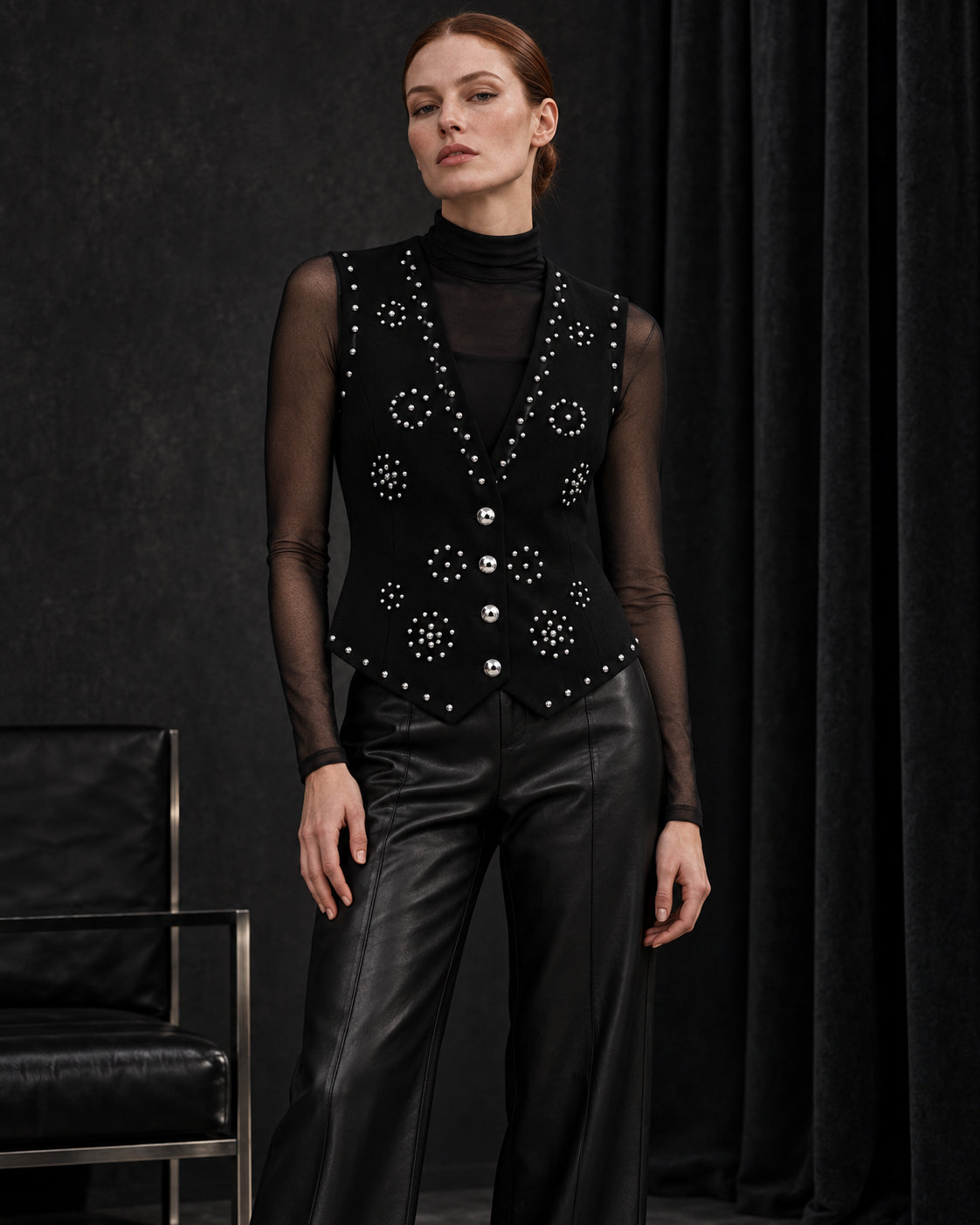 Femme portant le gilet noir à clous argentés et diamants DIFFERENT avec haut noir transparent et pantalon en cuir noir – DIFFERENT Paris