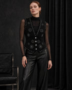 Femme portant le gilet noir à clous argentés et diamants DIFFERENT avec haut noir transparent et pantalon en cuir noir – DIFFERENT Paris