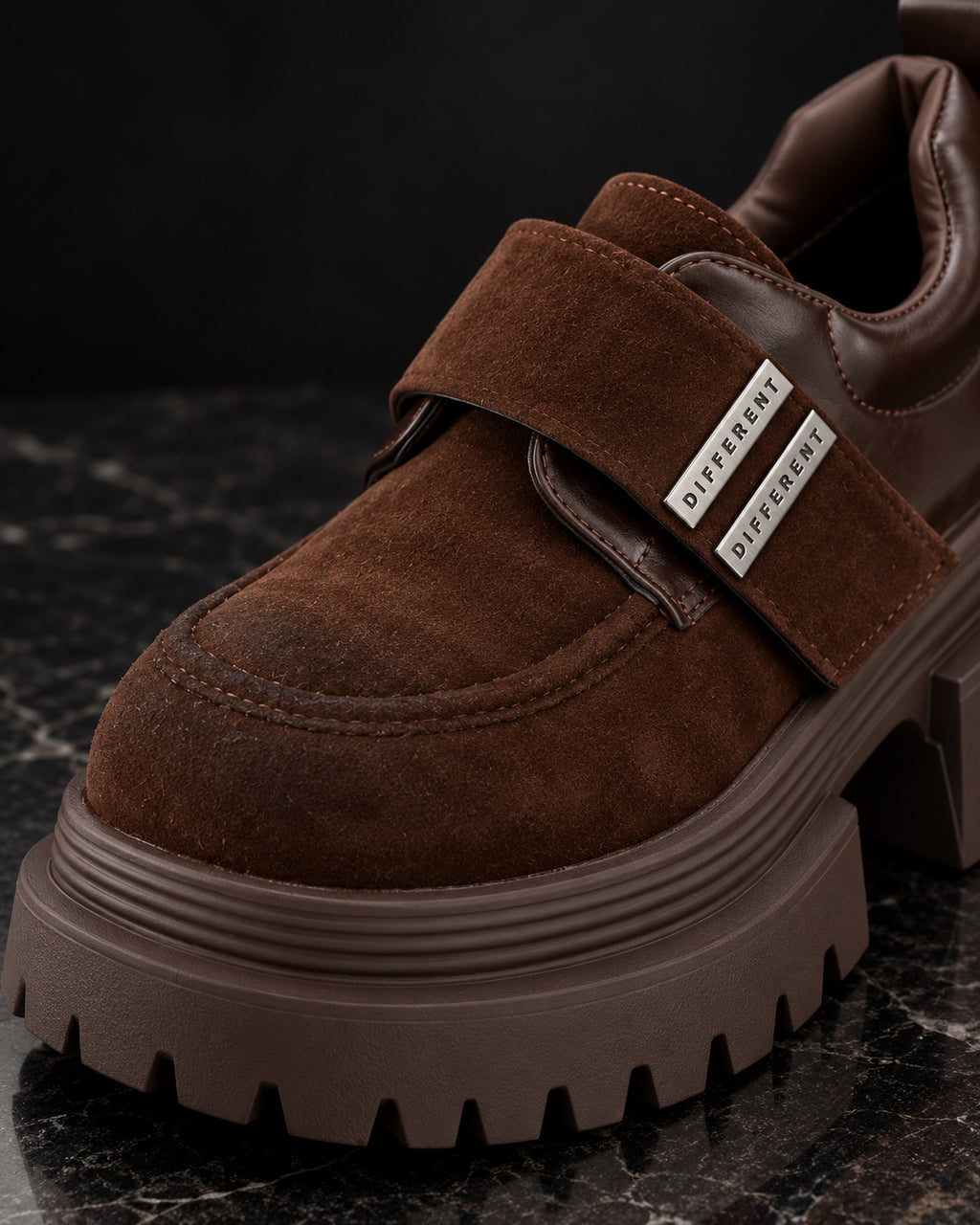 Gros plan sur la bride en velours et les plaques argentées DIFFERENT de la chaussure à plateforme marron chocolat – DIFFERENT Paris