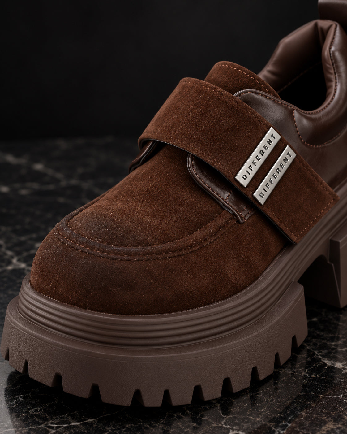 Gros plan sur la bride en velours et les plaques argentées DIFFERENT de la chaussure à plateforme marron chocolat – DIFFERENT Paris