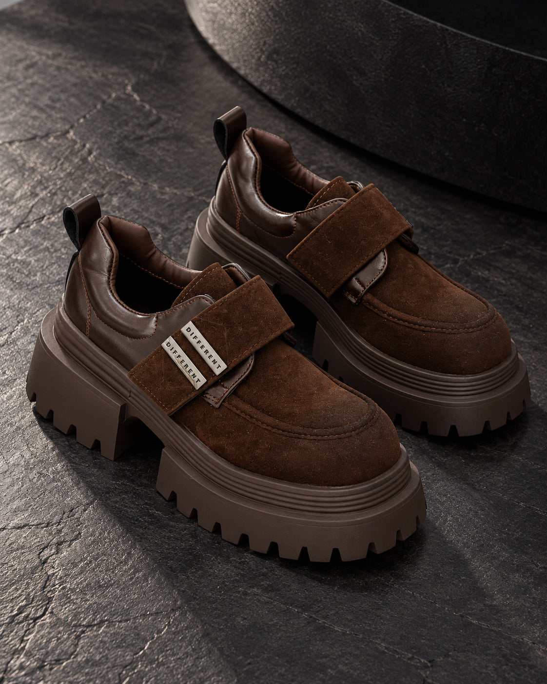 Paire de chaussures femme à plateforme DIFFERENT en similicuir marron chocolat, aspect velouté et bride à plaques argentées – DIFFERENT Paris