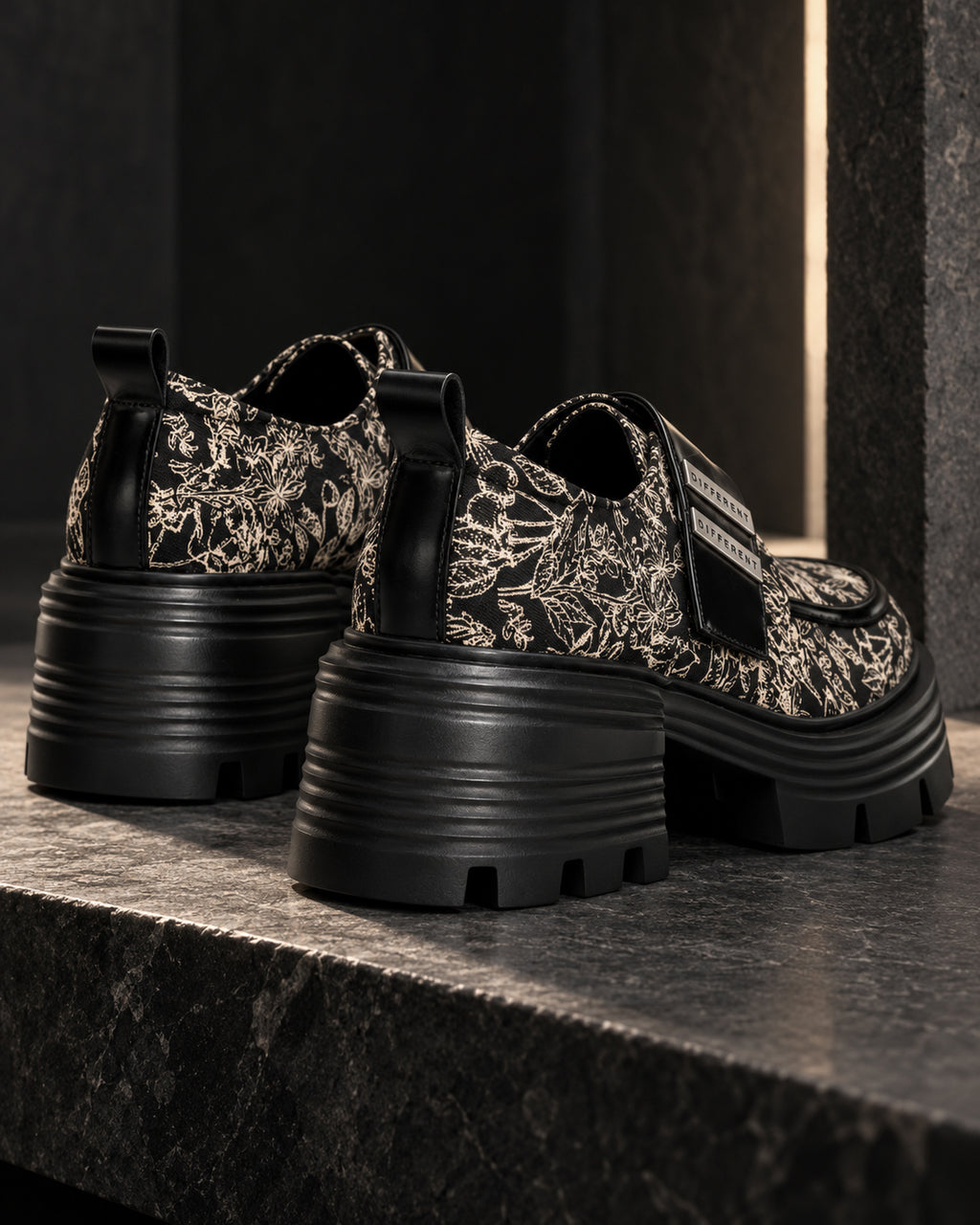 Paire de chaussures à plateforme motif baroque DIFFERENT vue de trois quarts arrière, semelle noire crantée – DIFFERENT Paris