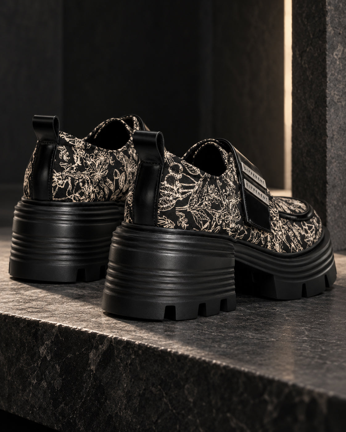 Paire de chaussures à plateforme motif baroque DIFFERENT vue de trois quarts arrière, semelle noire crantée – DIFFERENT Paris