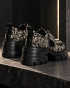 Paire de chaussures à plateforme motif baroque DIFFERENT vue de trois quarts arrière, semelle noire crantée – DIFFERENT Paris
