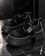 Chaussures à plateforme noires DIFFERENT avec chaînes argentées sur marbre noir, reflet miroir – DIFFERENT Paris