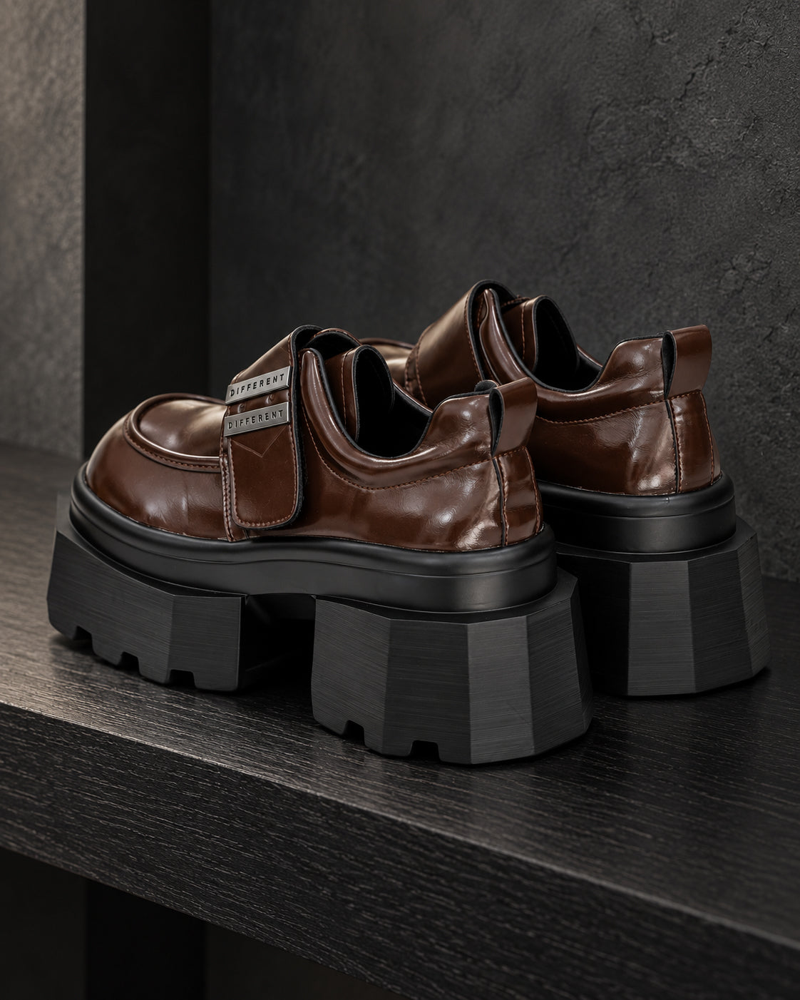 Paire de chaussures à plateforme marron brillant DIFFERENT vue de trois quarts arrière, talon et semelle noire épaisse – DIFFERENT Paris