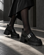 Chaussures à plateforme noir motif floral DIFFERENT portées avec jupe noire et collants, en marche dans la lumière – DIFFERENT Paris