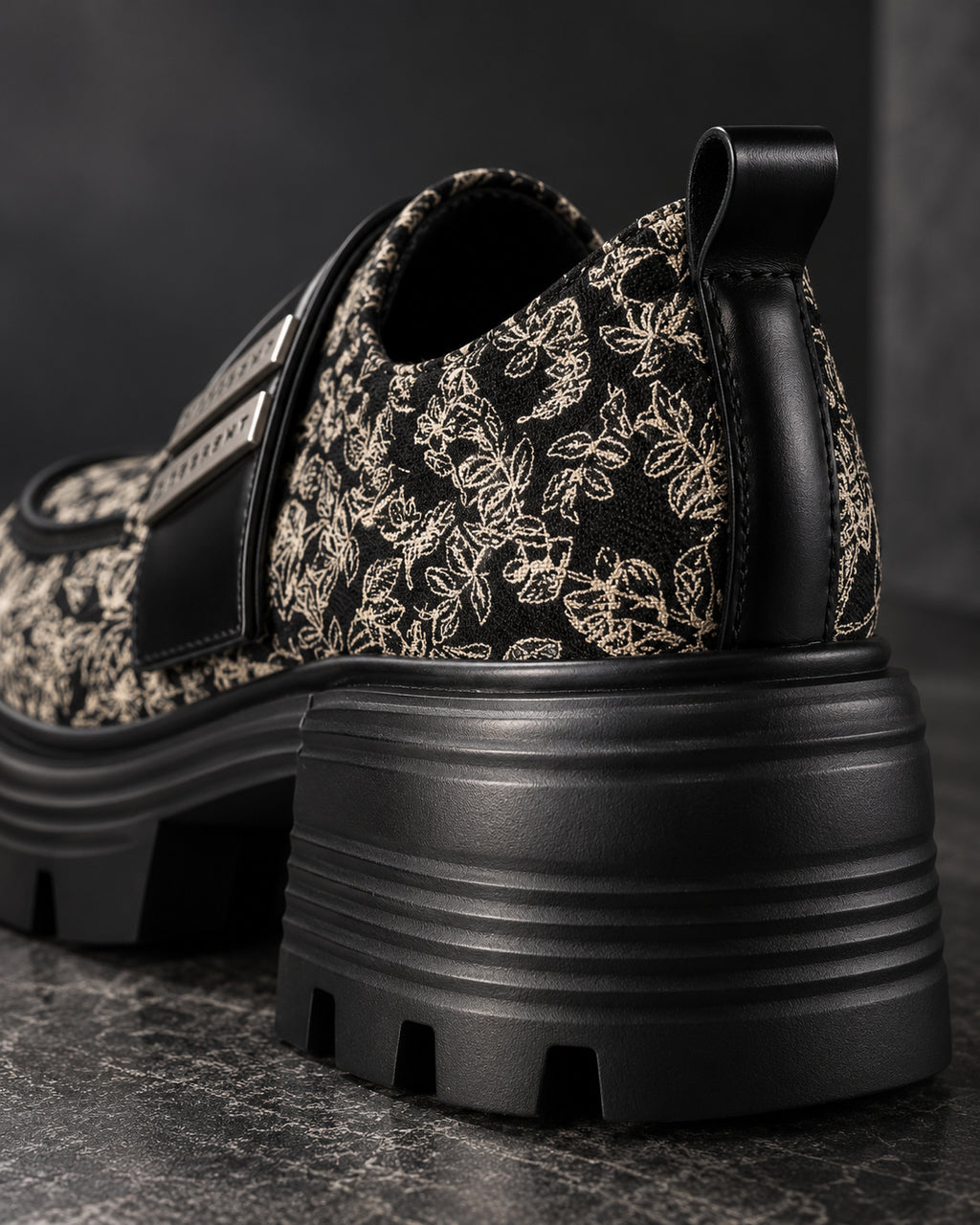 Gros plan arrière de la chaussure à plateforme motif baroque noir et écru DIFFERENT, talon et semelle crantée – DIFFERENT Paris