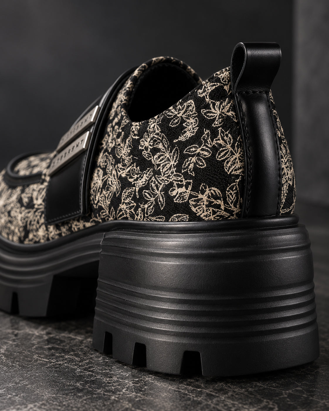Gros plan arrière de la chaussure à plateforme motif baroque noir et écru DIFFERENT, talon et semelle crantée – DIFFERENT Paris