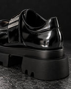Gros plan arrière de la chaussure plateforme femme noir brillant DIFFERENT, talon et plaques argentées – DIFFERENT Paris