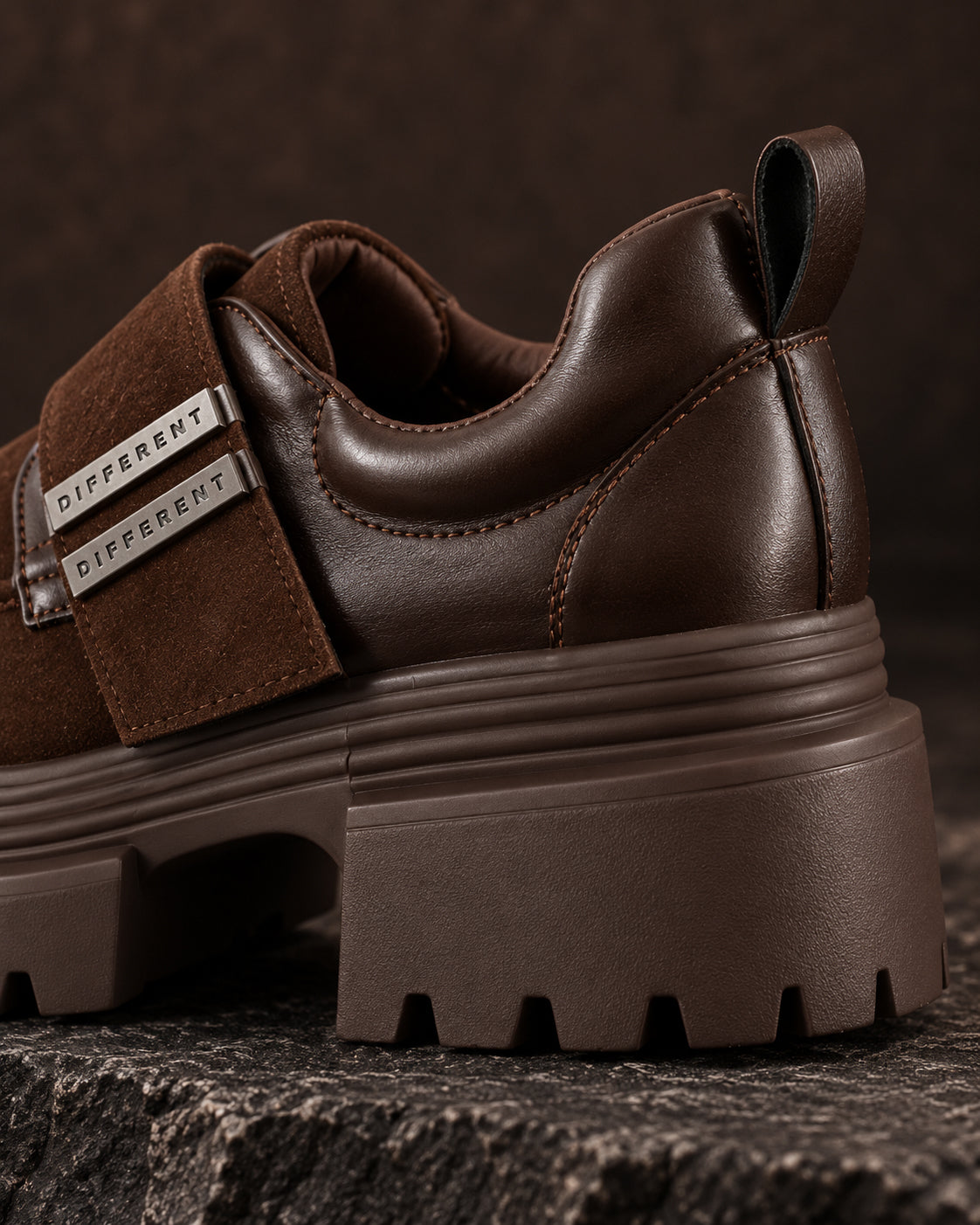 Gros plan arrière de la chaussure à plateforme marron chocolat DIFFERENT, bride et plaques argentées siglées – DIFFERENT Paris