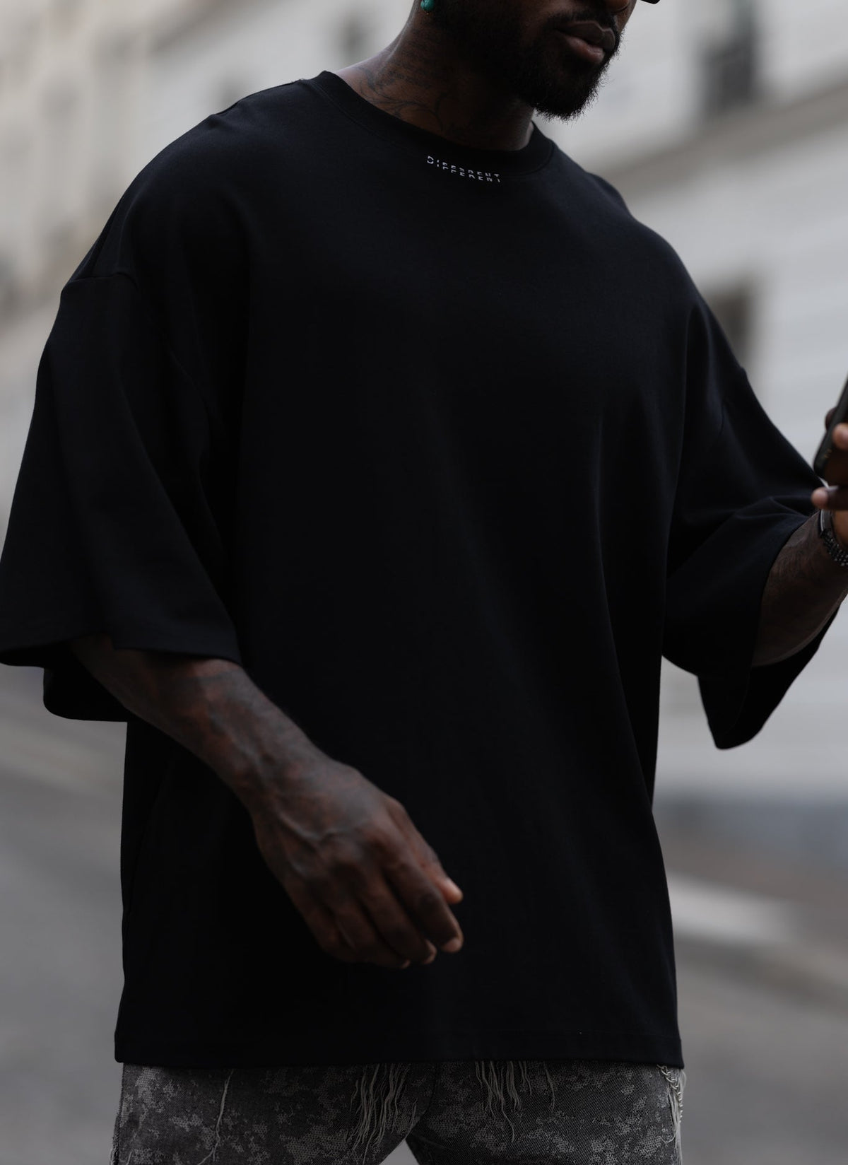 T-shirt Oversize Premium Unisexe en Coton – DIFFERENT Paris, photo 2