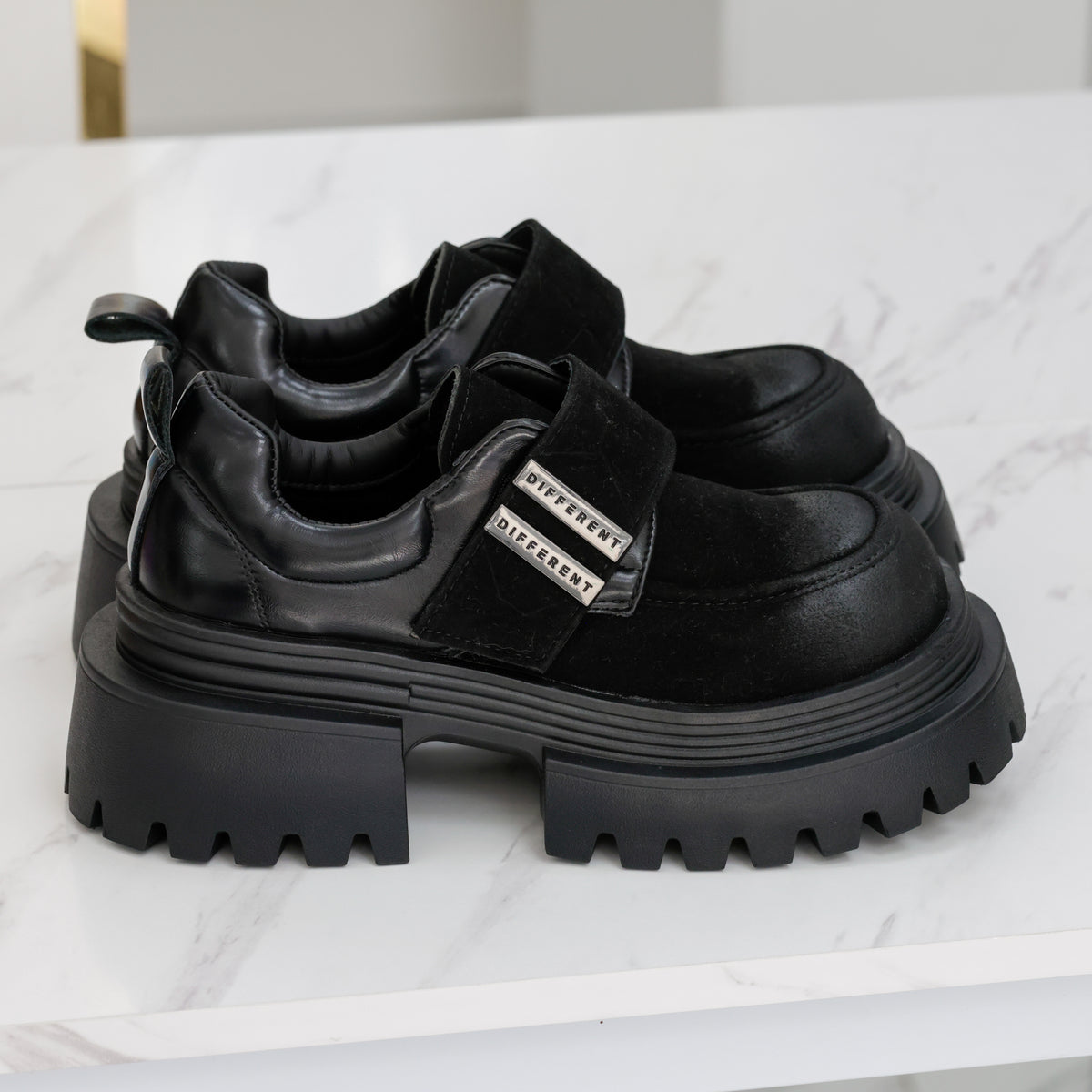 Chaussures femme à plateforme – Similicuir noir et effet velouté