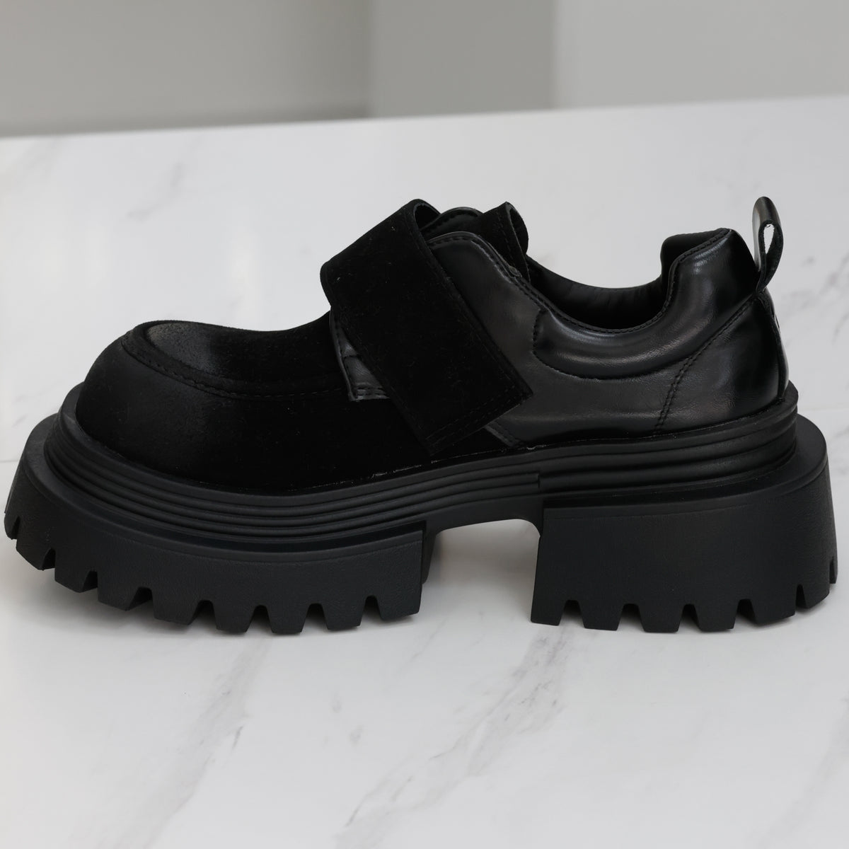 Chaussures femme à plateforme – Similicuir noir et effet velouté