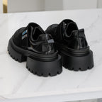 Chaussures femme à plateforme – Similicuir noir et effet velouté